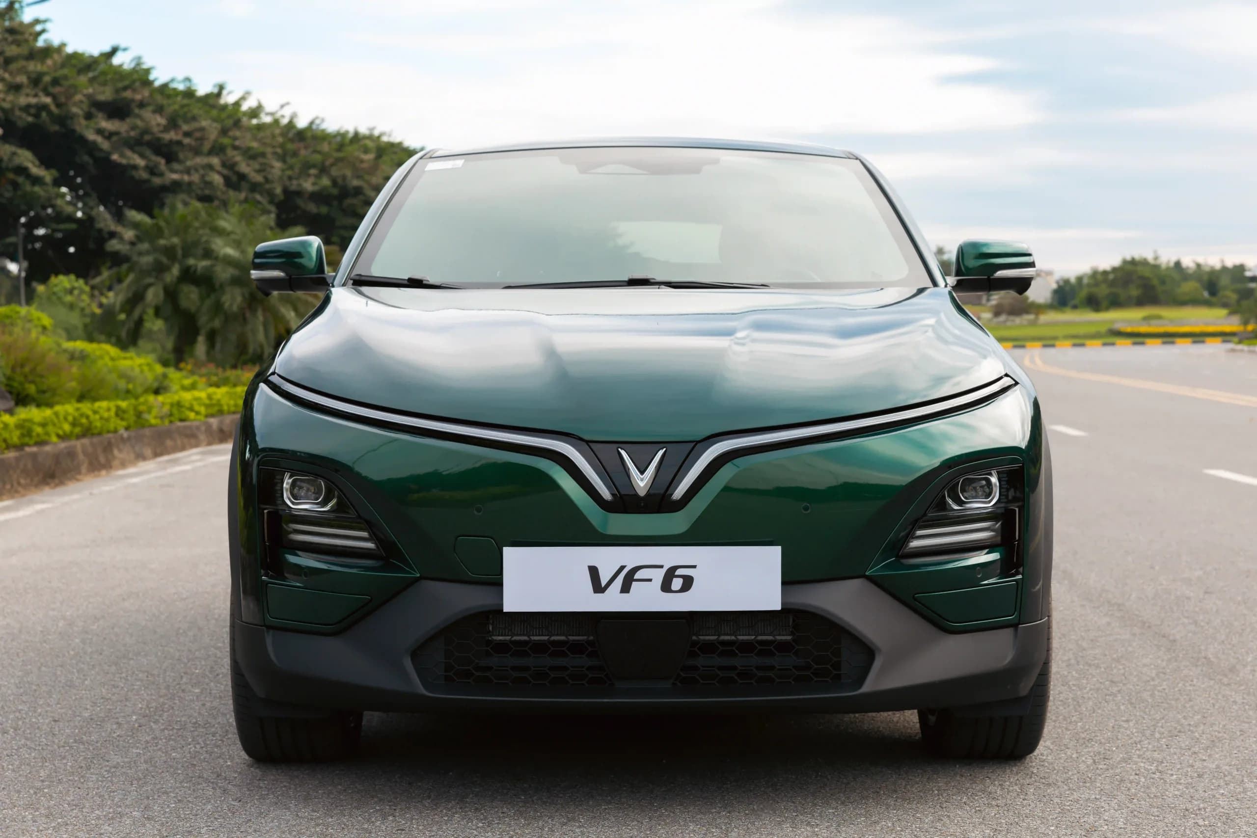 VinFast VF 6 - Màu xanh lục Deep Ocean - Đầu xe VF 6 nhìn chính diện phía trước