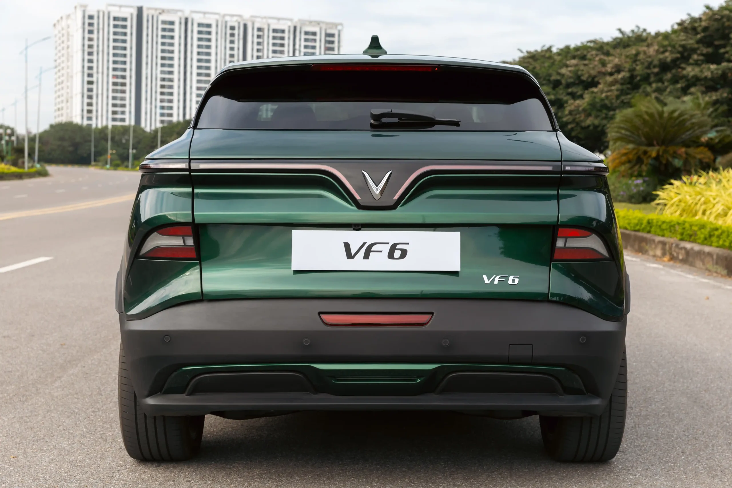 VinFast VF 6 - Màu xanh lục Deep Ocean - Đuôi xe VF 6 nhìn chính diện phía sau